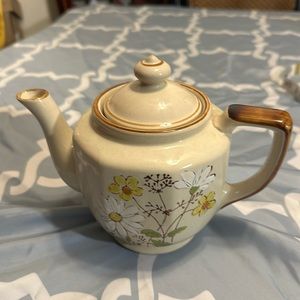 Stonecrest forever Teapot & lid